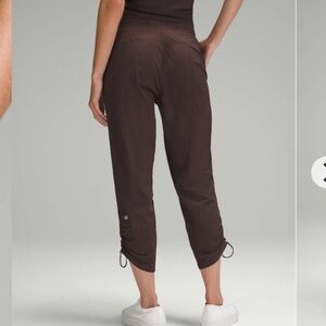 Lululemon Dance Studio Mid-Rise Cropped Pant
Espresso Brown sz 6 Good Condition